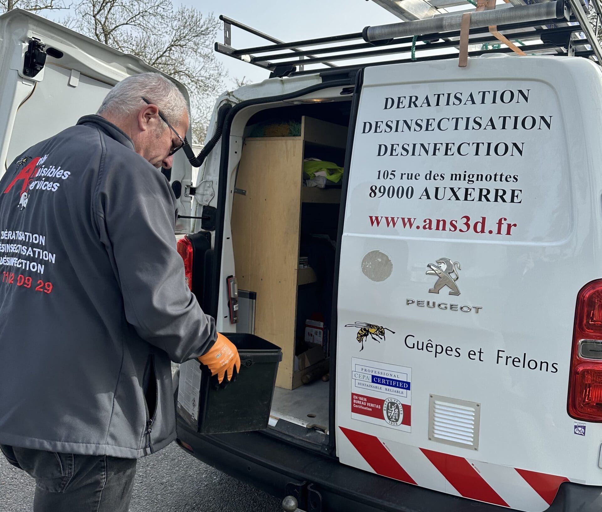 Technicien hygiéniste préparant une intervention de dératisation dans l'Yonne à Auxerre